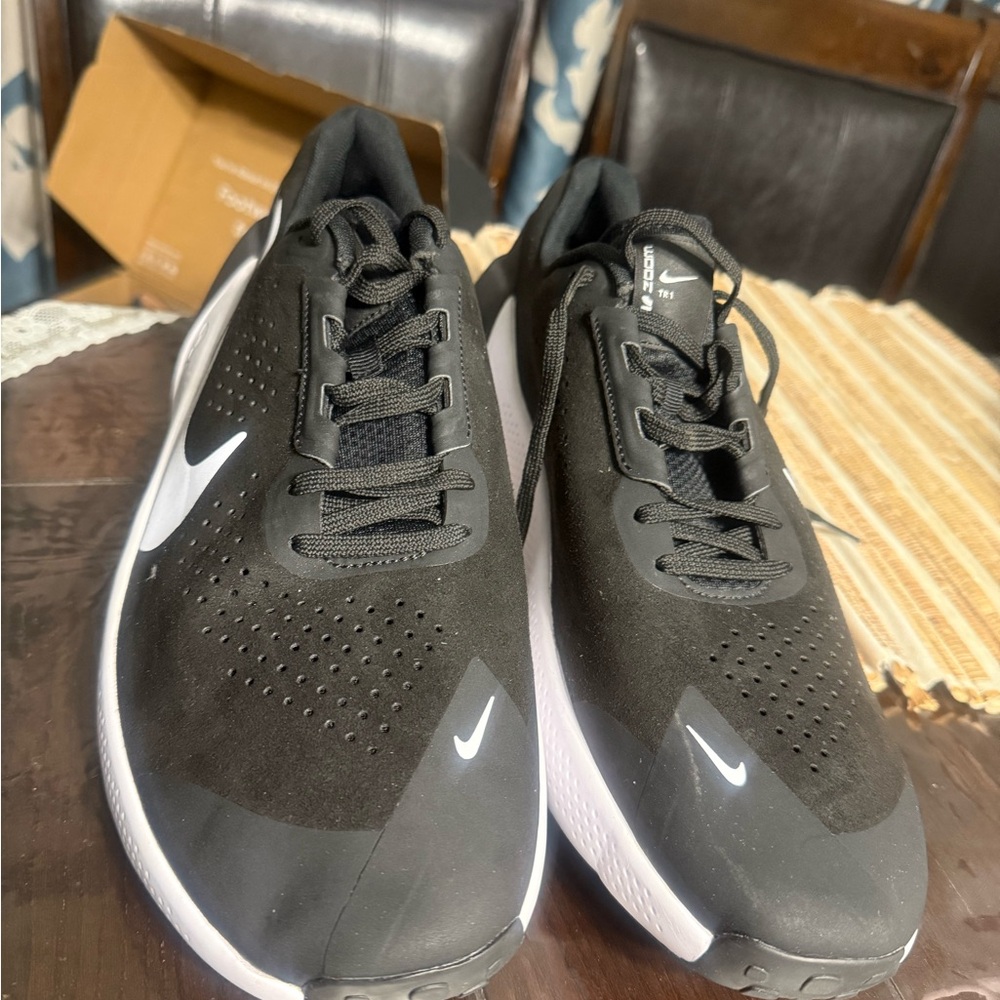 New without box Nike air zoom TR1